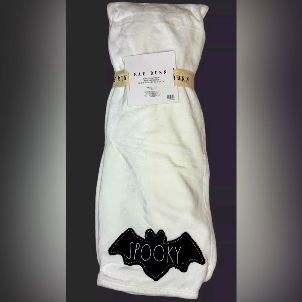 NWT RAE DUNN HALLOWEEN/SPOOKY PATCH SOFT PLUSH 50x70 THROW BLANKET WHITE W/BAT